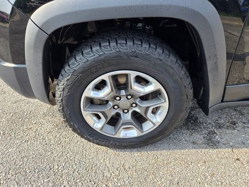 Used 2019 Jeep Cherokee Trailhawk AWD/4WD image 9