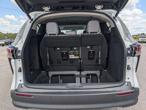 New 2026 Toyota Sienna XLE image 32