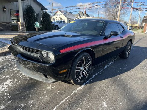 Used 2013 Dodge Challenger SXT image 2