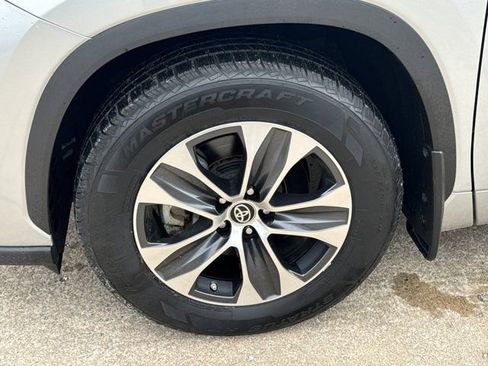 Used 2024 Toyota Highlander XLE AWD/4WD image 17