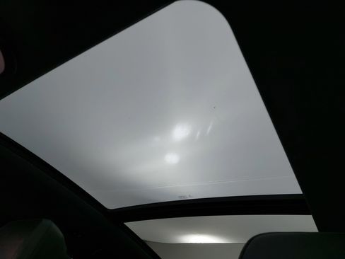 Used 2022 Porsche Macan w/ Premium Package Plus image 32