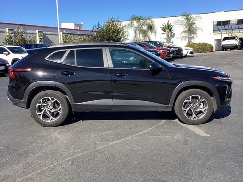 Used 2025 Chevrolet Trax LT w/ LT Convenience Package image 3