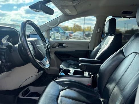Used 2021 Chrysler Pacifica Touring-L image 13