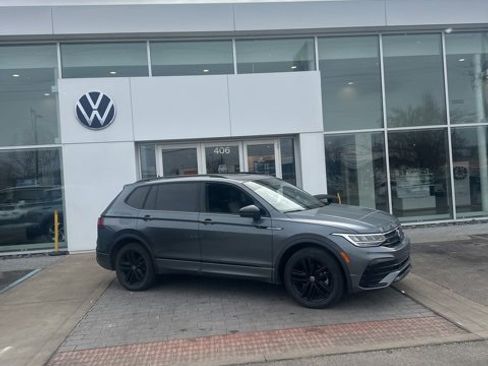 Used 2022 Volkswagen Tiguan SE R-Line image 2
