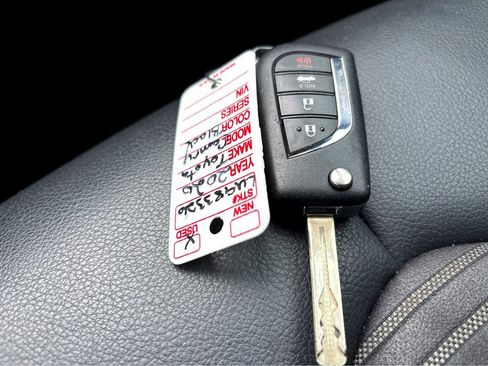 Used 2020 Toyota Camry SE image 25