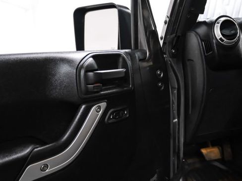 Used 2017 Jeep Wrangler Unlimited Sahara w/ Connectivity Group AWD/4WD image 34