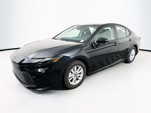 Used 2025 Toyota Camry LE image 3