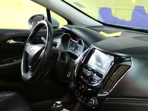 Used 2018 Chevrolet Cruze Premier FWD image 11