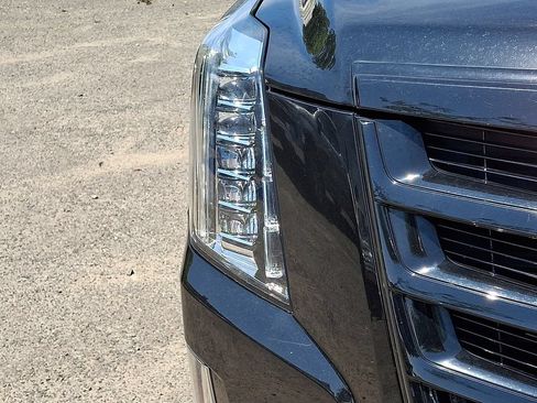 Used 2020 Cadillac Escalade Luxury w/ Escalade Sport Edition AWD/4WD image 36