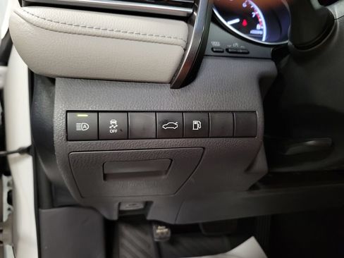 Used 2018 Toyota Camry SE w/ Moonroof Package FWD image 23