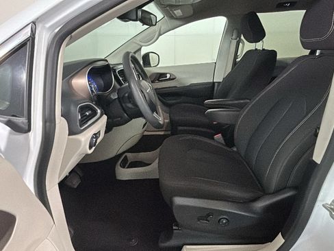 Used 2023 Chrysler Voyager LX FWD image 12