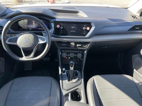 Certified 2024 Volkswagen Taos SE image 10