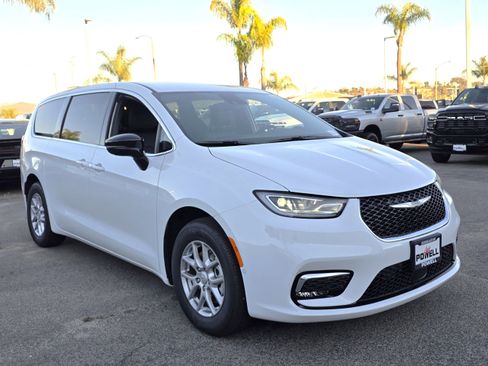 New 2026 Chrysler Pacifica Select image 6