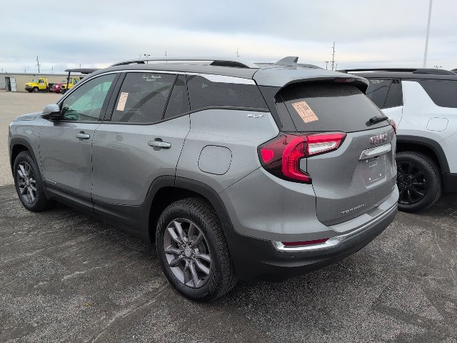 Used 2023 GMC Terrain SLT w/ Infotainment Package II AWD/4WD image 2