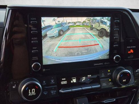Used 2020 Toyota Highlander XLE FWD image 19