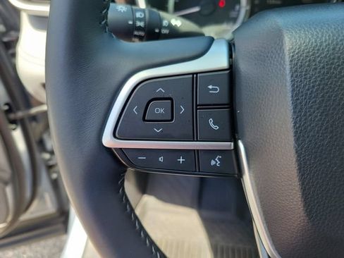 Used 2024 Toyota Highlander XLE FWD image 32