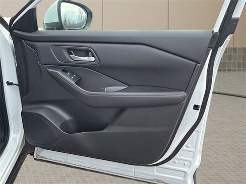 Used 2024 Nissan Rogue SV image 35