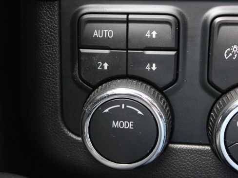 Used 2025 Chevrolet Suburban Z71 image 32