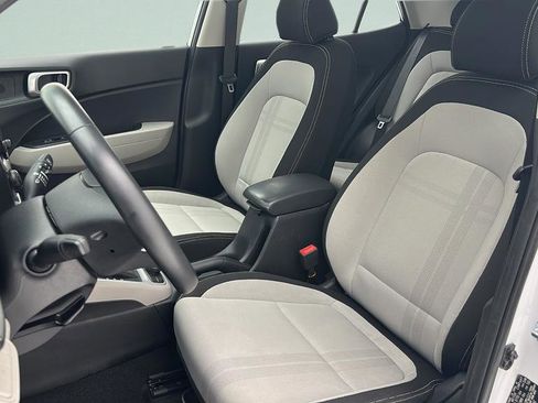 Used 2025 Hyundai Venue SEL FWD image 15