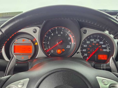 Used 2018 Nissan 370Z Touring RWD image 19
