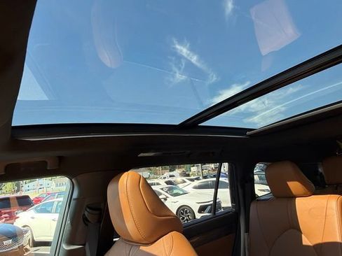 Used 2023 Toyota Highlander Platinum FWD image 6
