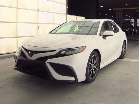 Used 2024 Toyota Camry SE FWD image 1