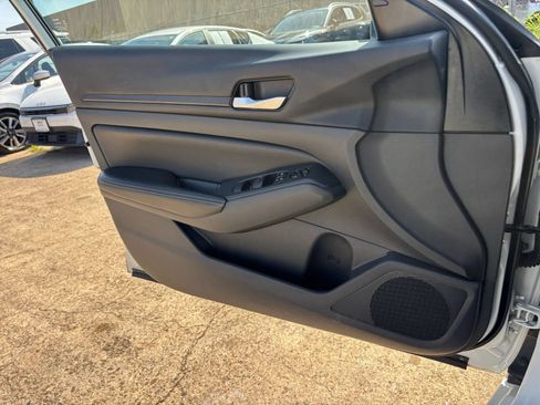 Used 2025 Nissan Altima 2.5 SV FWD image 18