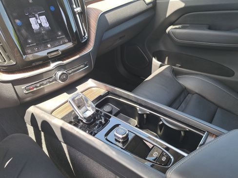 Used 2023 Volvo XC60 B5 Ultimate w/ Climate Package FWD image 24