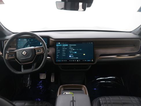 Used 2025 Rivian R1S Premium image 18