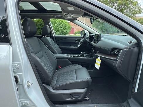 New 2025 Nissan Rogue Platinum image 16