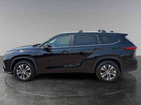 Used 2023 Toyota Highlander XLE AWD/4WD image 5