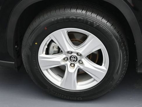 Used 2023 Toyota Highlander LE FWD image 7