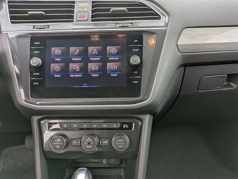 Used 2023 Volkswagen Taos SE w/ Panoramic Sunroof Package image 32