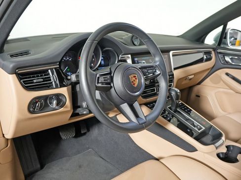 Certified 2025 Porsche Macan AWD/4WD image 4