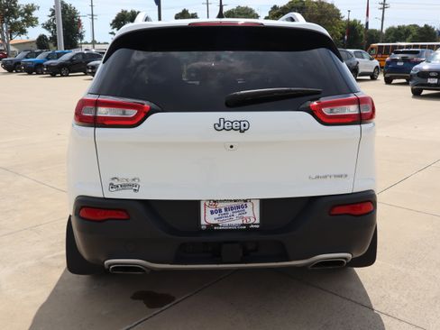 Used 2017 Jeep Cherokee Limited w/ Luxury Group AWD/4WD image 6