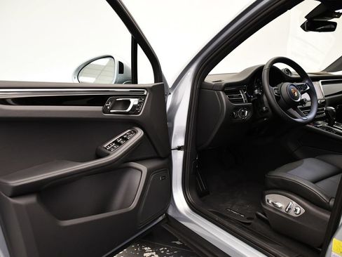 Certified 2026 Porsche Macan AWD/4WD image 39