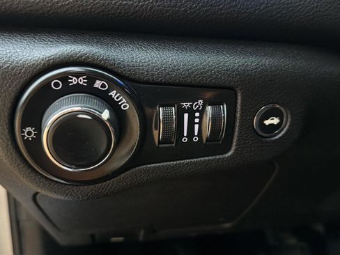 Used 2015 Chrysler 200 Limited image 9