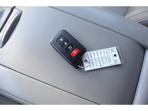 Used 2017 Toyota Highlander FWD V6 image 47