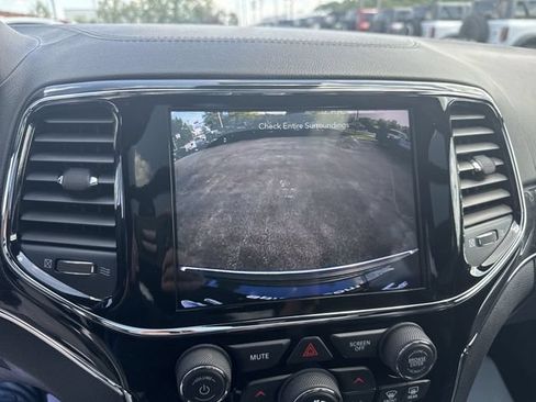 Used 2020 Jeep Grand Cherokee Overland AWD/4WD image 26