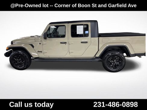 Used 2022 Jeep Gladiator Sport AWD/4WD image 2