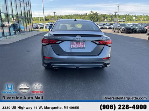 Used 2022 Nissan Sentra SR w/ SR Premium Package FWD image 7