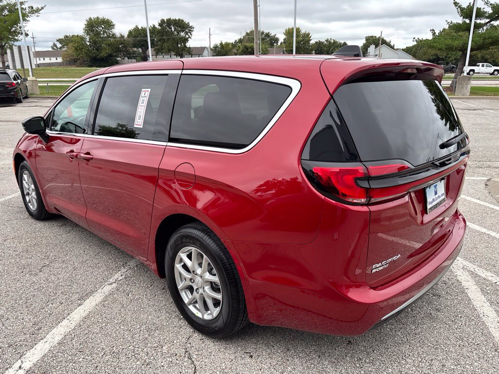 New 2027 Chrysler Pacifica Select FWD image 10
