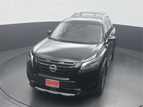 Used 2025 Nissan Pathfinder Platinum w/ Black Appearance Package image 21