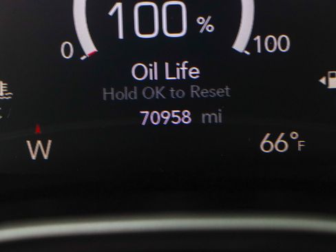 Used 2023 Chrysler Pacifica Touring-L FWD image 16