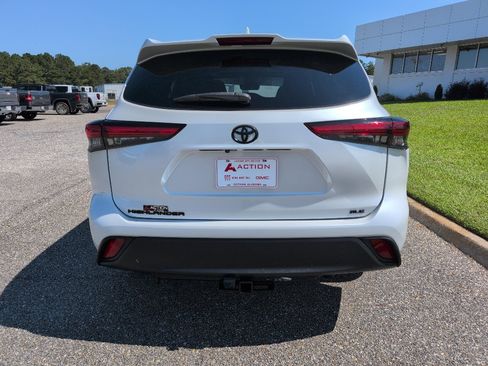 Used 2022 Toyota Highlander XLE image 3