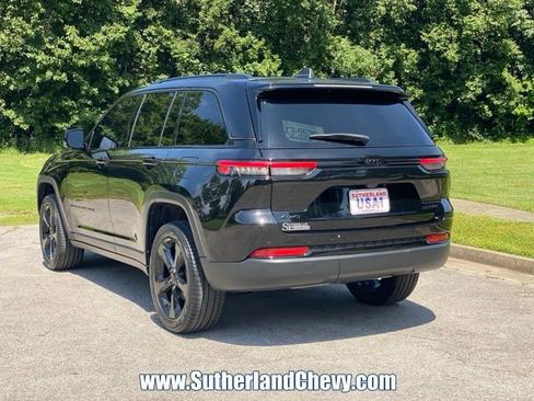 Used 2023 Jeep Grand Cherokee Limited w/ Black Appearance Package AWD/4WD image 5