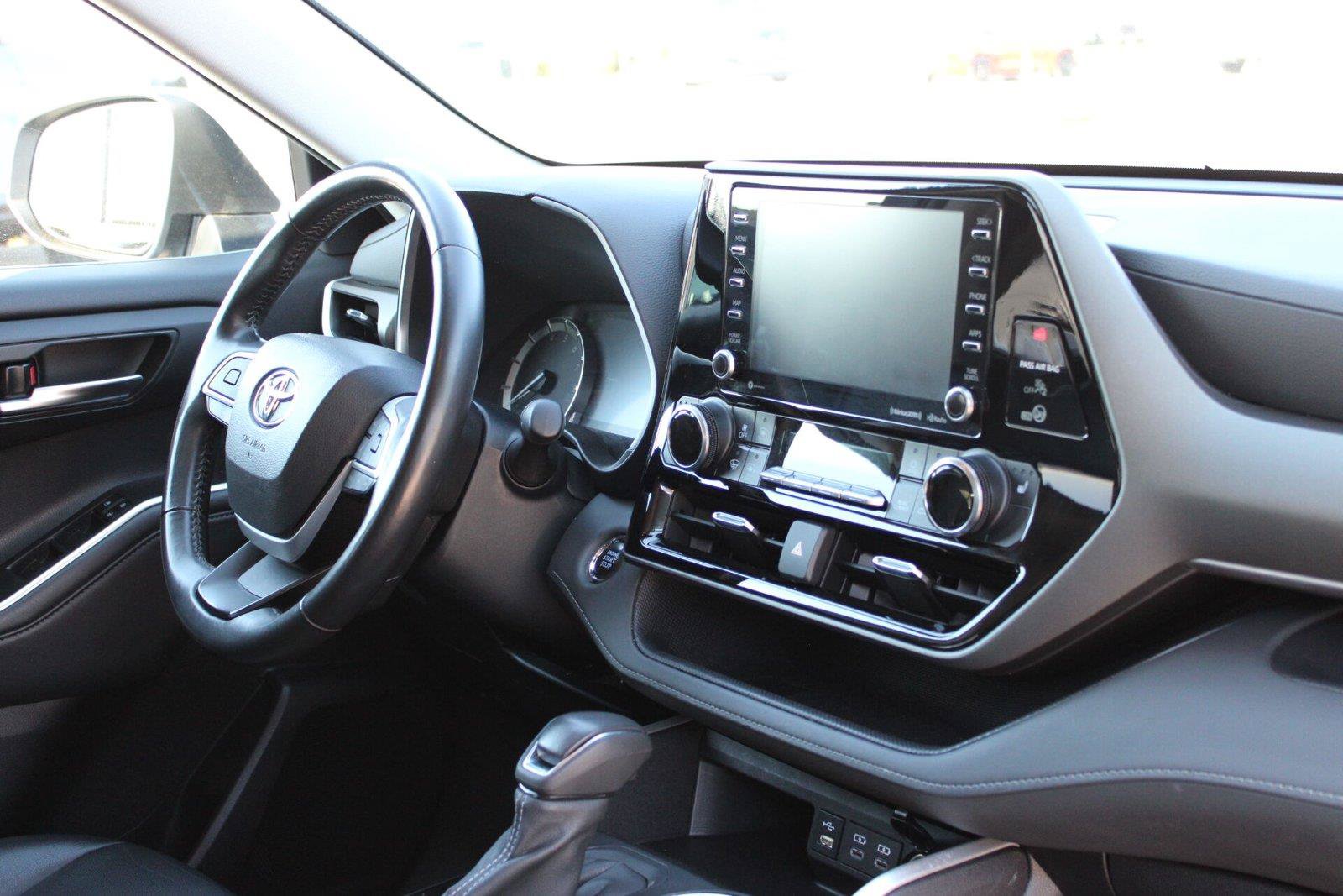 Used 2022 Toyota Highlander XLE AWD/4WD image 14