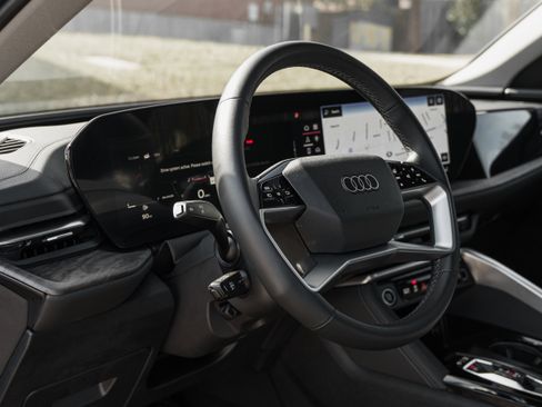 Certified 2025 Audi Q5 Premium w/ Convenience Package image 9