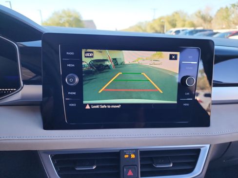 Certified 2025 Volkswagen Taos SE w/ Black Wheel Package image 29