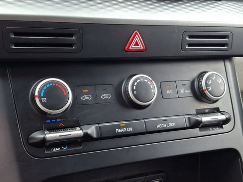 Used 2023 Kia Carnival LX FWD image 15